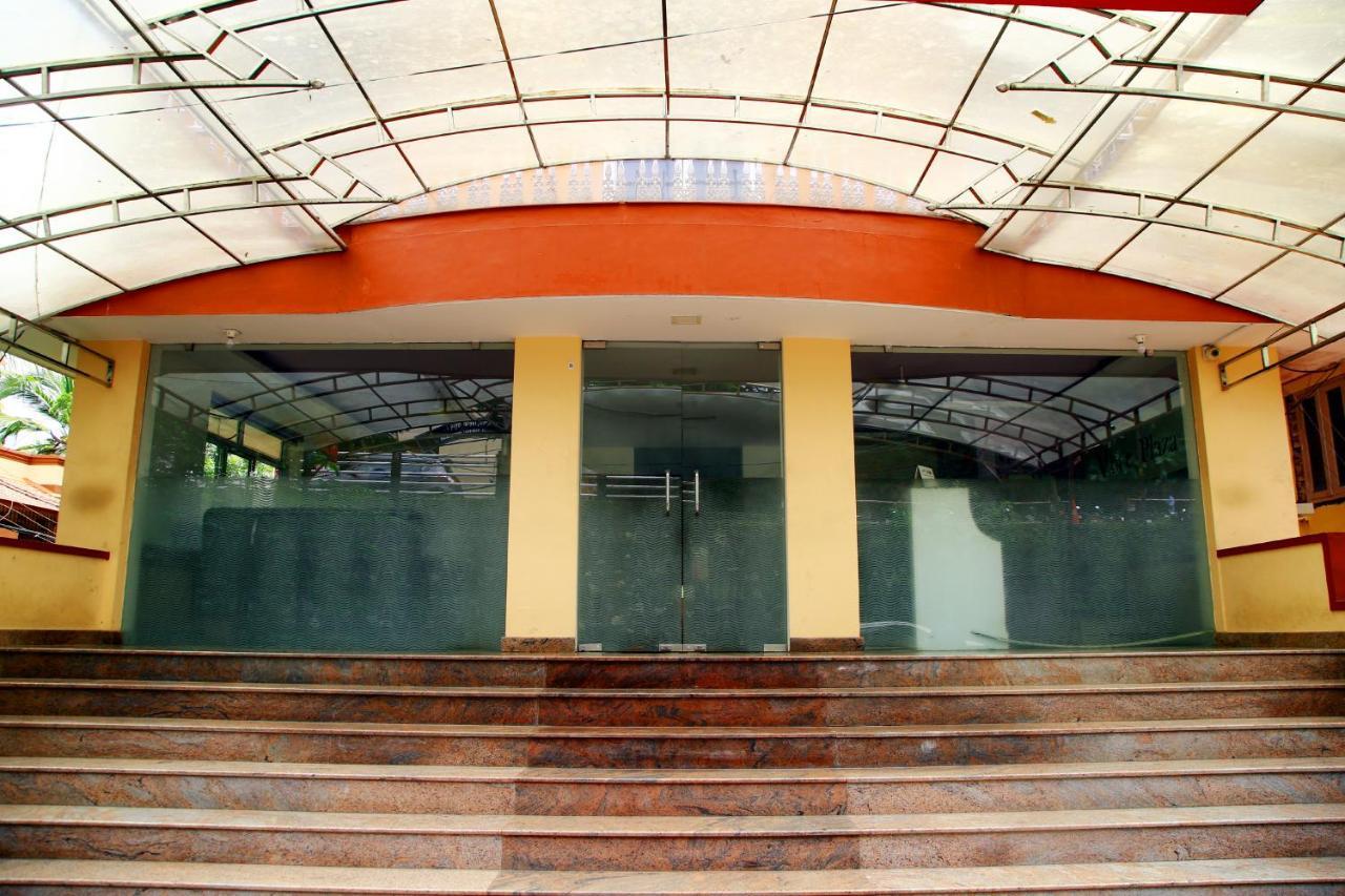 V Bee Plaza Hotel Thiruvananthapuram Kültér fotó